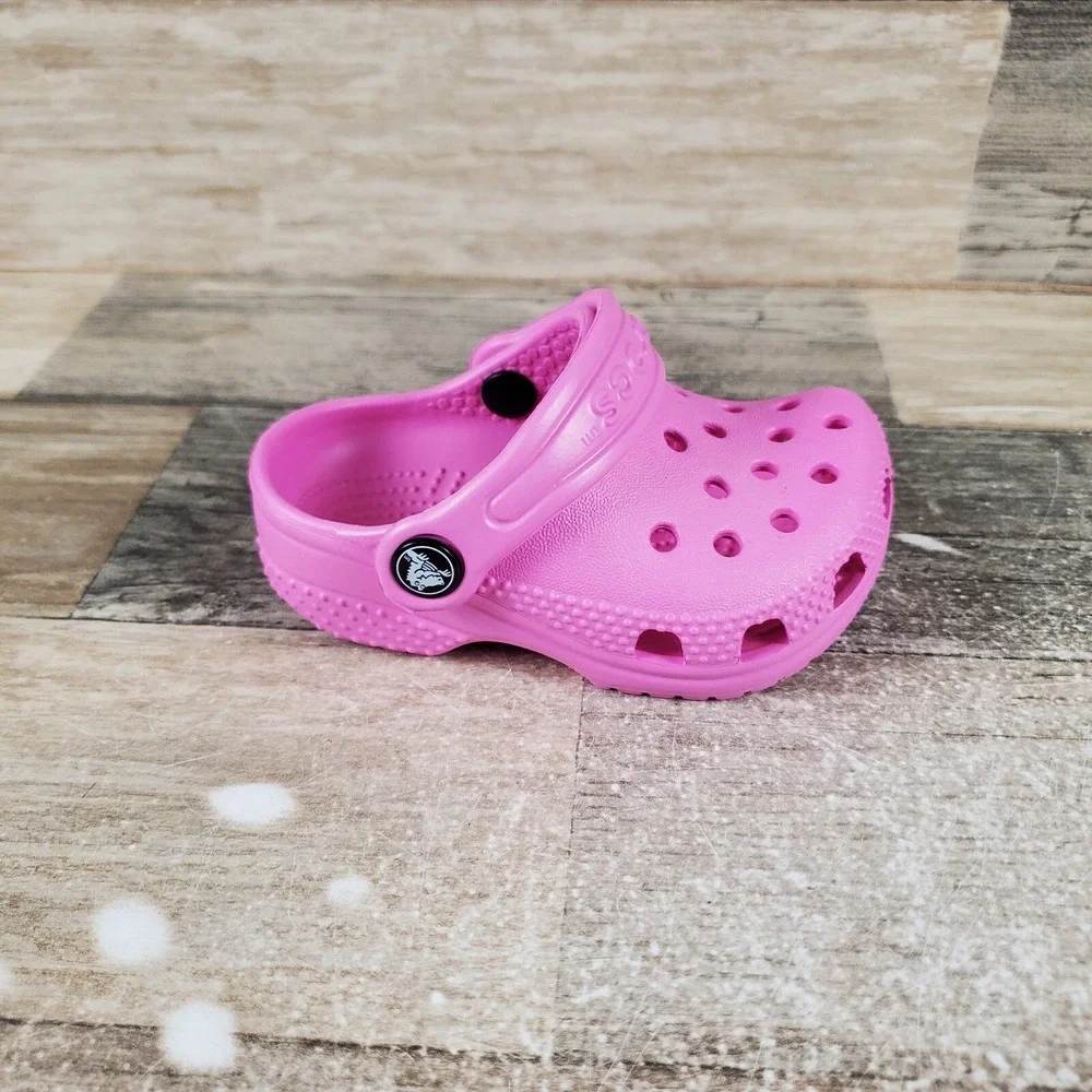 Crocs Classic Kids Clogs Sz 2 / 3 Pink Rubber Slip On Round Toe Slingback Shoe
